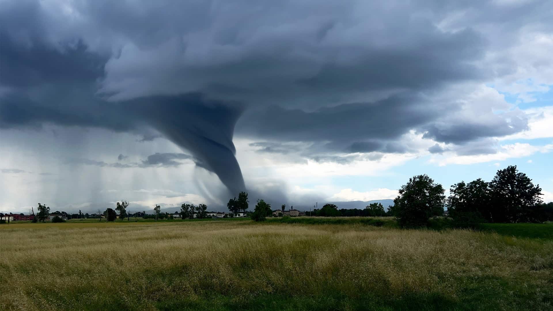 Tornado atinge três cidades no Rio Grande do Sul, deixa feridos e provoca rastro de destruição