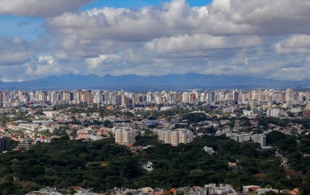 Curitiba amanhece com sol, mas entra em alerta para temporais; ventos podem chegar a 100 km/h