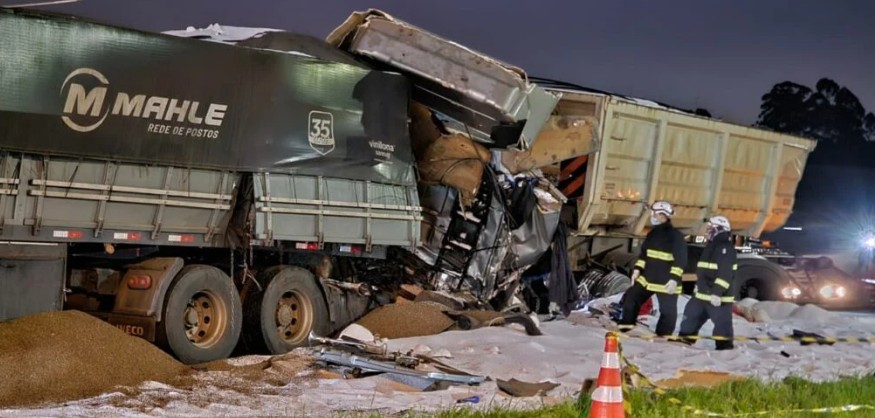 Engavetamento entre carretas e carro deixa dois mortos e interdita BR-277 na Grande Curitiba