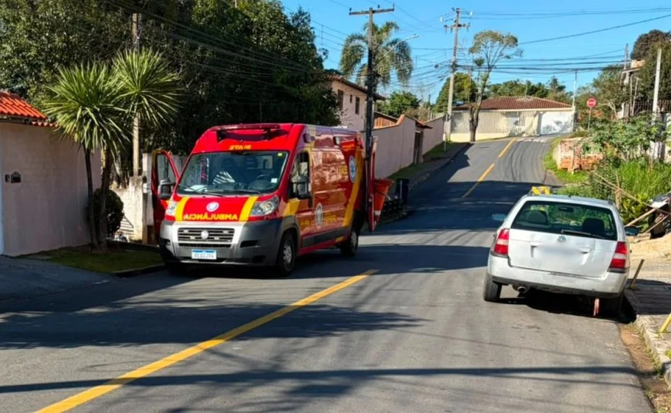 Homem fica ferido após cair de telhado durante manutenção em sobrado de Curitiba