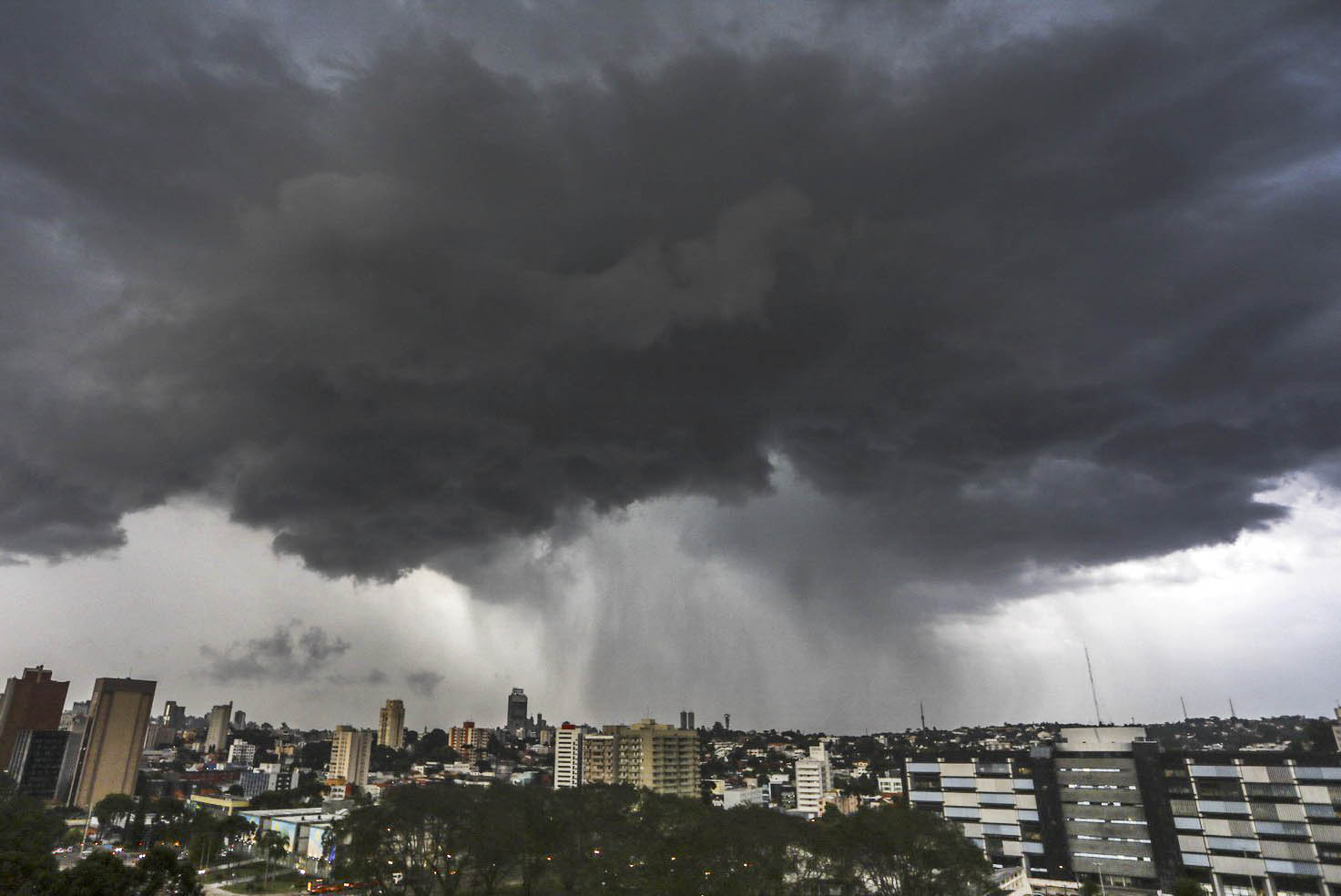 Frente fria avança e coloca Paraná em alerta para temporais com risco de granizo