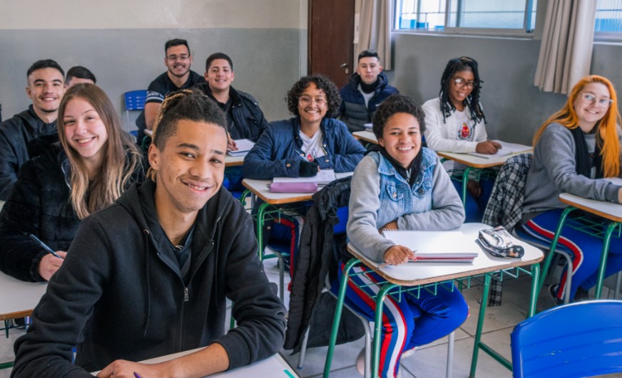 Paraná aposta em gestão, tecnologia e valorização dos professores para liderar ranking nacional da educação