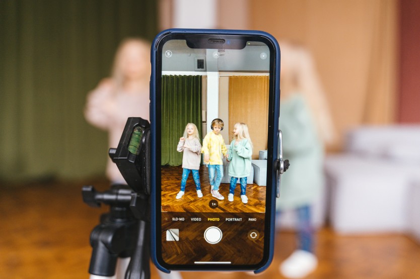 Sharenting: a exposição infantil que começa dentro de casa