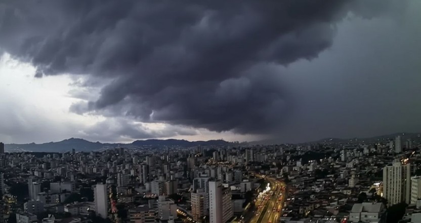 Frente fria e ciclone mudam o tempo no Paraná; Curitiba terá chuva, ventos e queda nas temperaturas